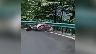 男子山路骑车被甩出公路跌落山坡