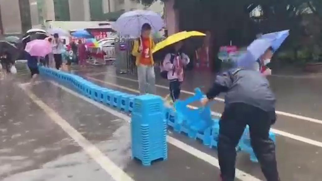 大雨致嚴重積水，老師筑起百米板凳路讓學生通行