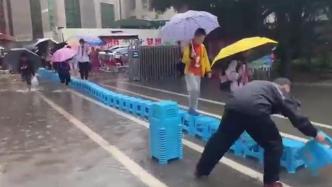 大雨致小学严重积水，老师搭起板凳路保护学生通行
