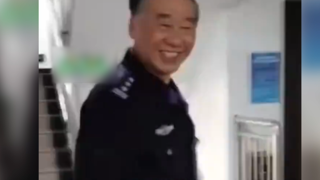 村民被毒蛇咬伤，女儿用视频记录交警送医过程_@所有人_澎湃新闻-The Paper