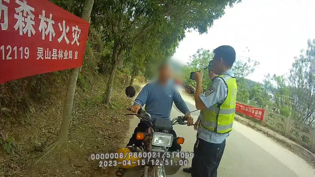 83歲老人酒后駕駛摩托車被查,交警扣車后將其送回家