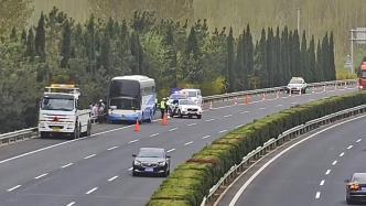 旅游大巴出故障51名游客被困高速，淄博交警驾警车转运