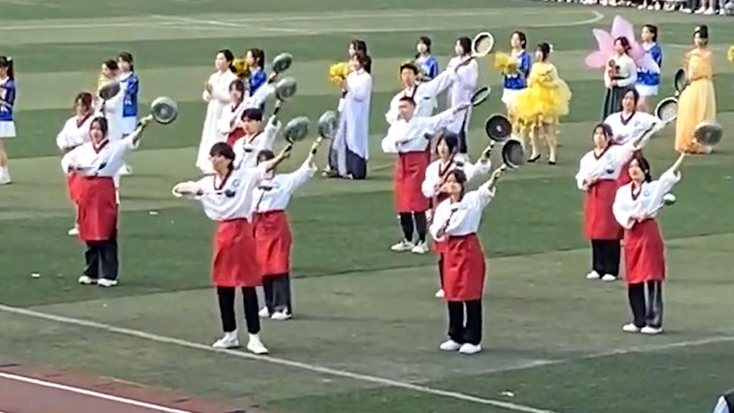 高校運動會,學生在開幕式上表演顛勺、扯拉面