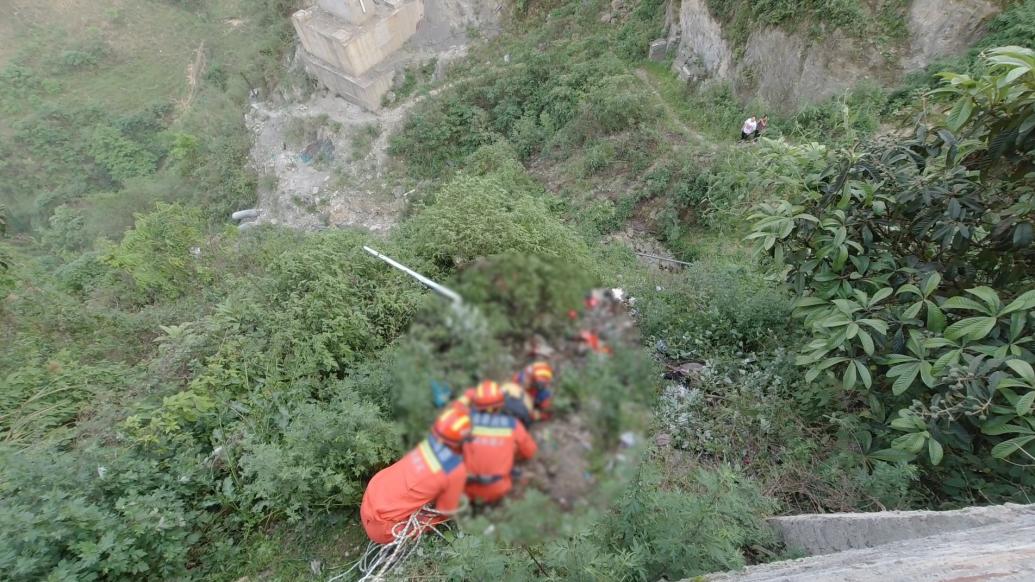 六旬老人捡衣服被困崖壁， 消防紧急救援