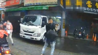 台湾17岁少年街头扫射42枪，警方称疑与竹联帮内部金钱纠纷有关