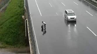 衢州一高速车道上躺着一只轮胎，热心男子冒雨推开除隐患