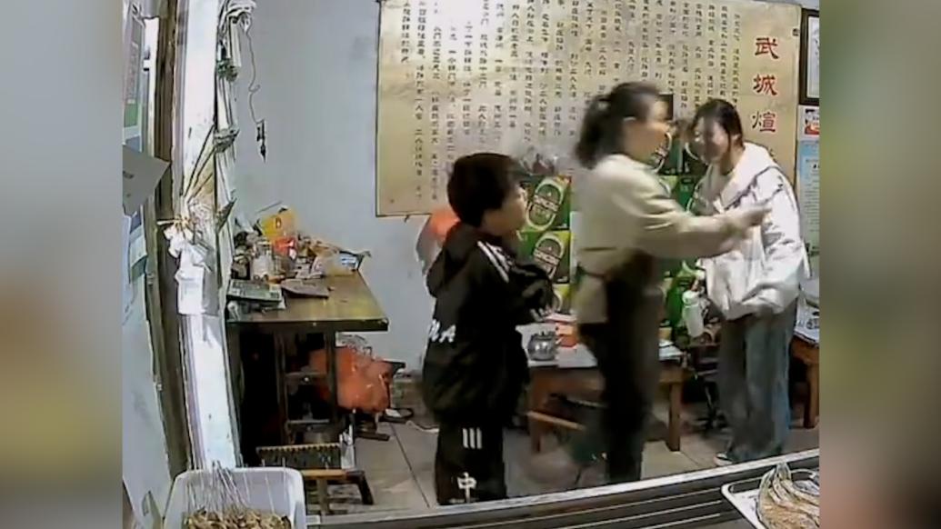 妈妈看起来不像劝架像是裁判_关键帧_澎湃新闻-The Paper