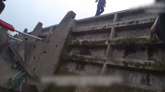 民辅警在10米高的水坝上“飞檐走壁”勇救落水男子
