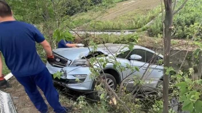 歸隊途中發(fā)現(xiàn)一起車禍5人被困,消防緊急伸援手