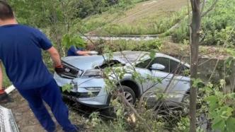 歸隊(duì)途中發(fā)現(xiàn)一起車禍5人被困，消防緊急伸援手
