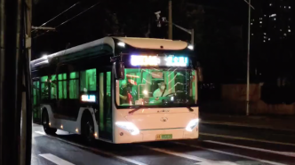 上海公交车深夜开启绿色氛围灯，网友：仿佛“密室逃脱现场”