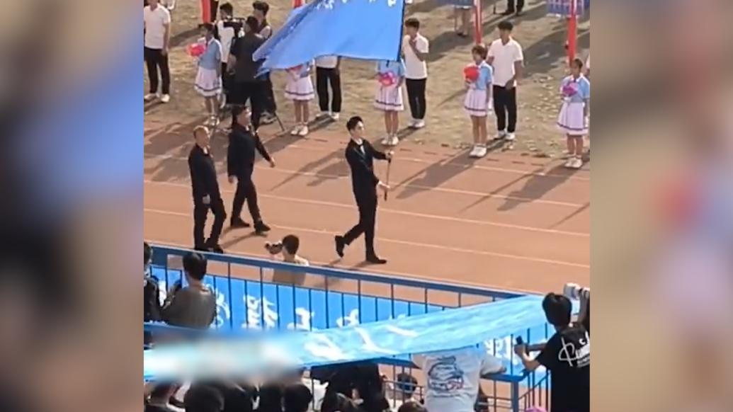 高校運動會舉旗男生氣質吸睛