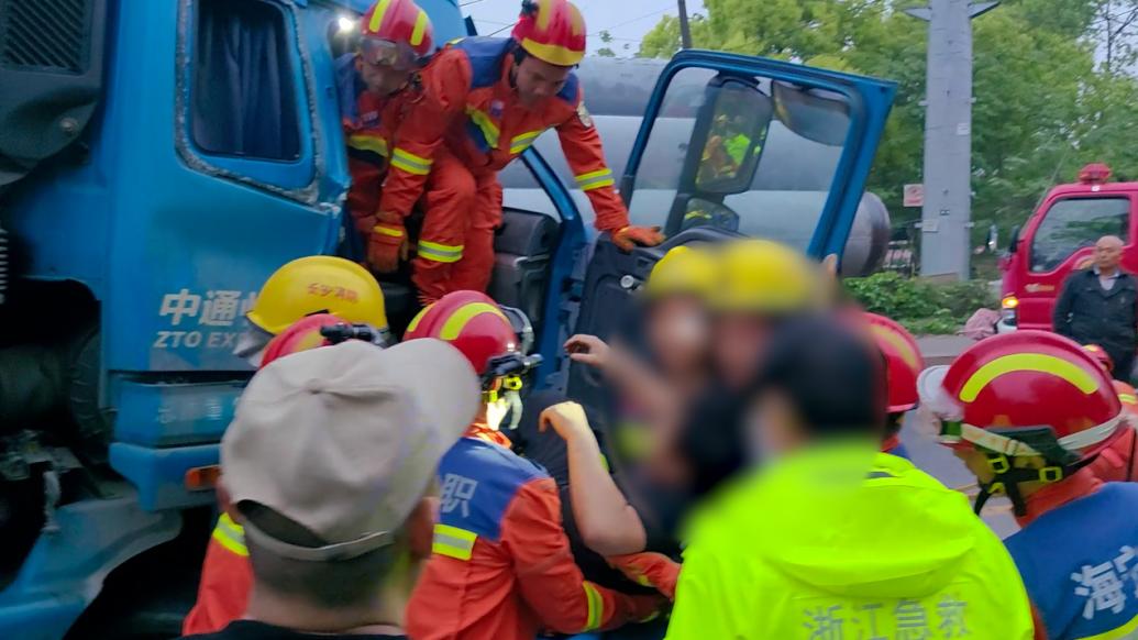 凌晨車禍致快遞車司機被困，消防救援到天亮