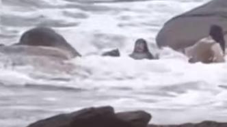 惊险！两女生海边拍照遇涨潮险些被浪卷走