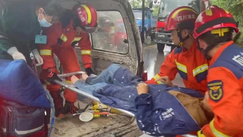 雨天路滑面包车转弯撞上水泥罐车，致1人被困