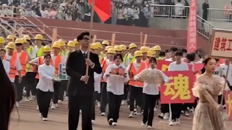 高校运动会上，建筑学院学生头戴安全帽身穿反光马甲入场