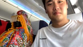 男子乘飞机坐妈祖神像旁：第一次见，被告知是幸运的