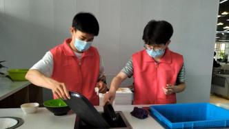河南一高校开展劳动教育课，学生体验做厨师、保洁