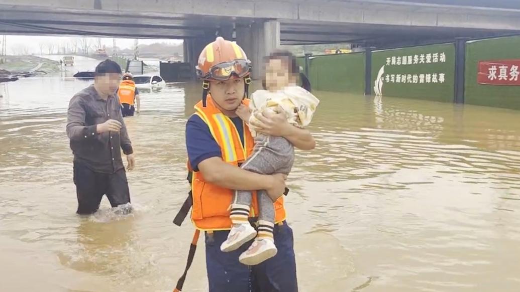 武汉暴雨桥洞积水致车辆被淹，武汉消防从车窗救出被困三人