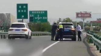 汽車沒油突然熄火，交警了解情況后幫助推車