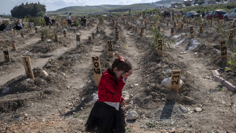 早安·世界｜土耳其地震幸存者为逝去亲人扫墓