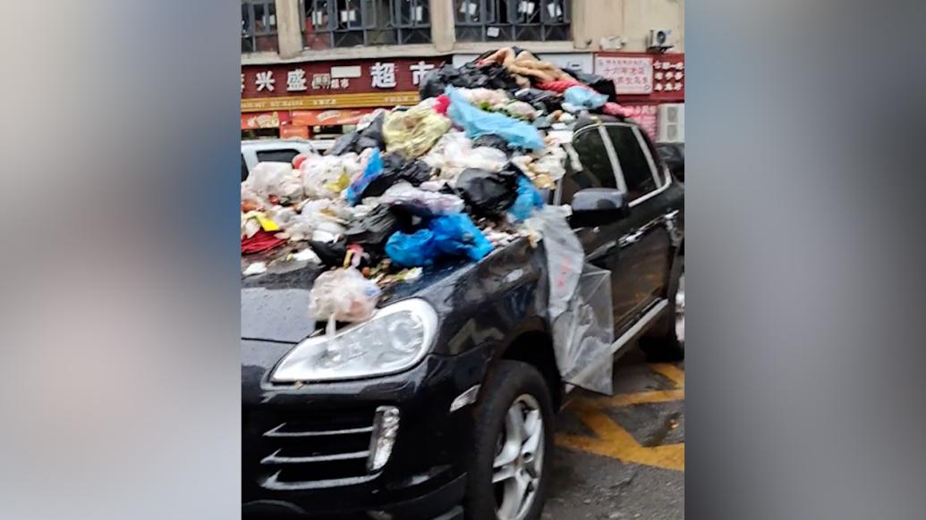 重庆一辆保时捷卡宴占用消防通道，被堆满垃圾