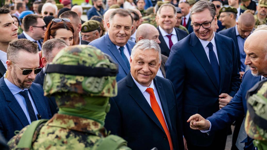 塞尔维亚总统向匈总理展示购自中国的无人机及防空导弹
