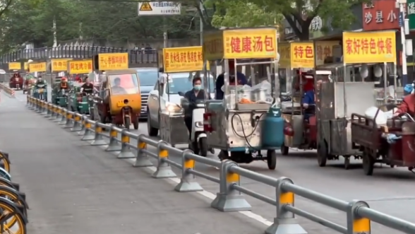 大学附近小吃街摊主集体出摊，网友：迎面走来的是银河护胃队