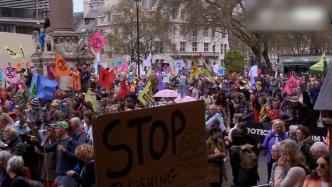 伦敦：数万名气候人士上街抗议，要求政府加快行动
