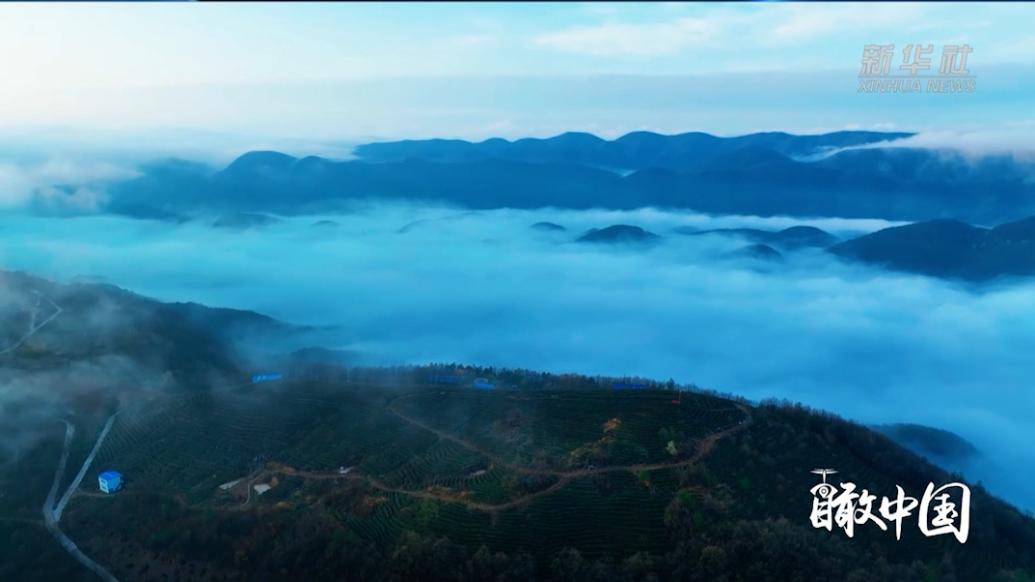 湖北南漳：云绕山峦绘春色