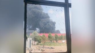 萧县一厂房发生火灾，现场燃起滚滚黑烟