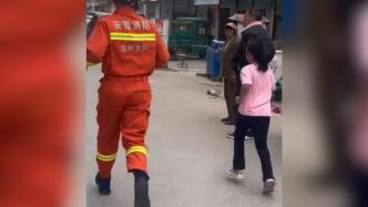 陌生爷爷被困电梯，小女孩帮忙报警
