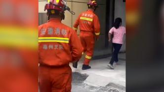 陌生爷爷被困电梯，小女孩帮忙报警