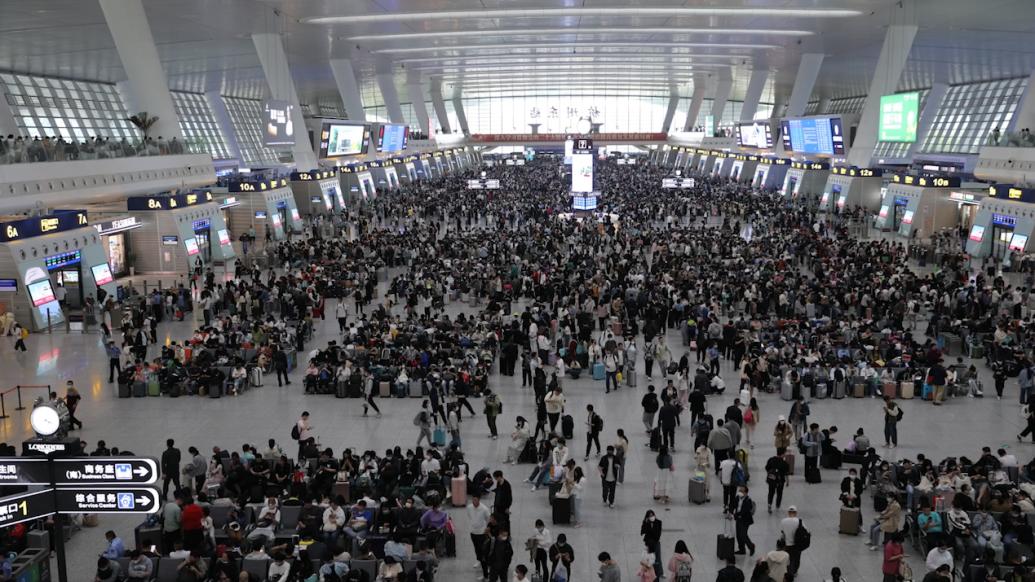 杭州东站五一客流高峰到来，延时摄影记录出行车站现场
