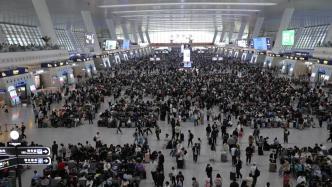 杭州东站五一客流高峰到来，延时摄影记录出行车站现场