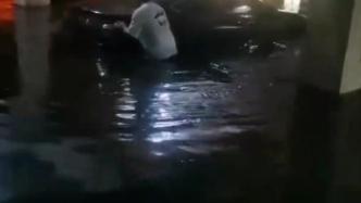 柳州突降暴雨致酒店地下车库10多辆车被泡