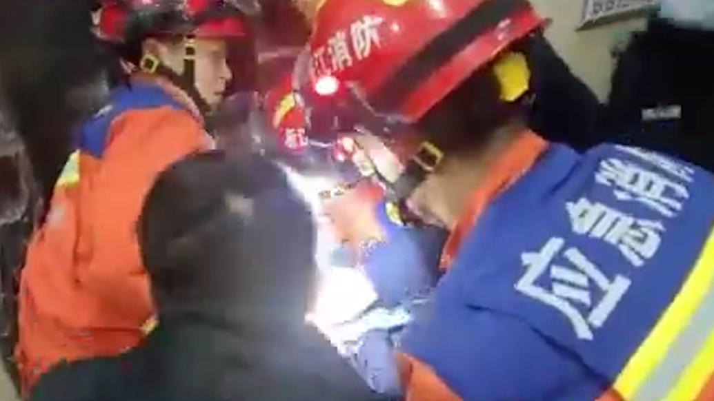 99岁老人被困电梯昏迷，消防紧急救援