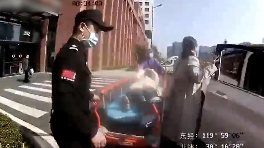 孕妇羊水破裂，交警争分夺秒为“新生命”护航