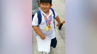 小男孩挂奖牌“炫耀”，妈妈：三科拿奖，他以为金牌是金子的