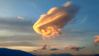 大理洱海4月30日傍晚出现“大号棉花糖”云朵