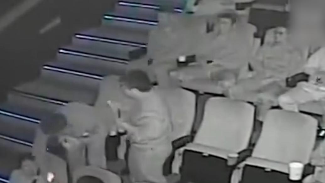 警鈴突然響起!消防員看電影時緊急出警