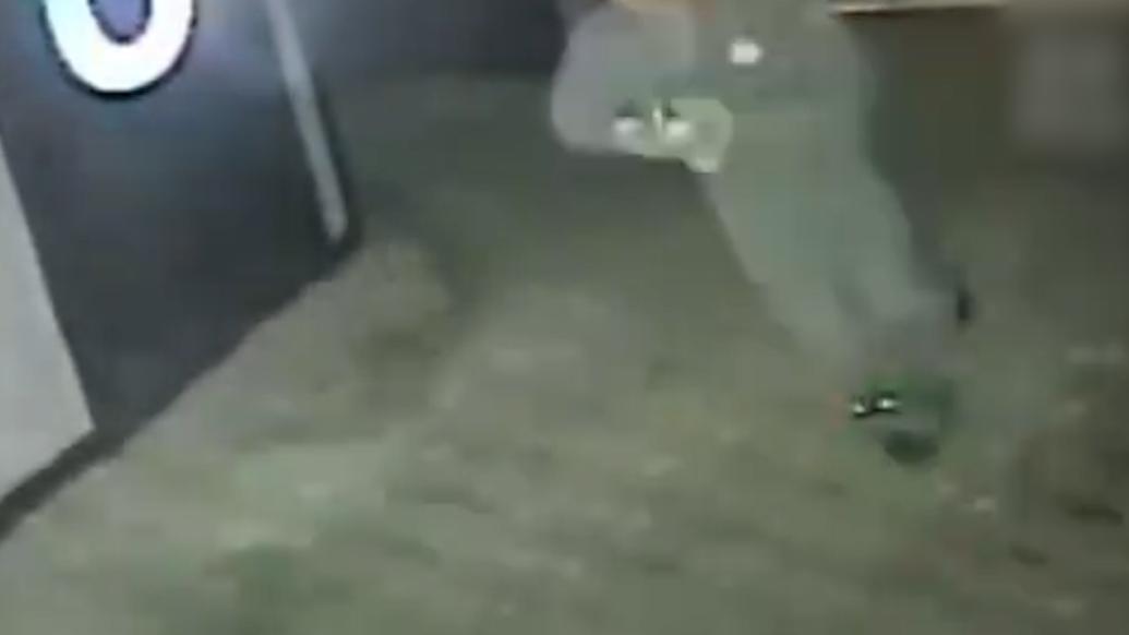 警鈴?fù)蝗豁懫穑∠绬T看電影時(shí)緊急出警