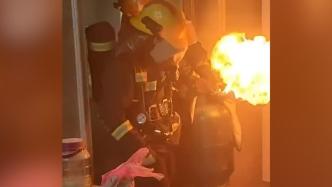 消防员徒手拎出正在喷火煤气罐