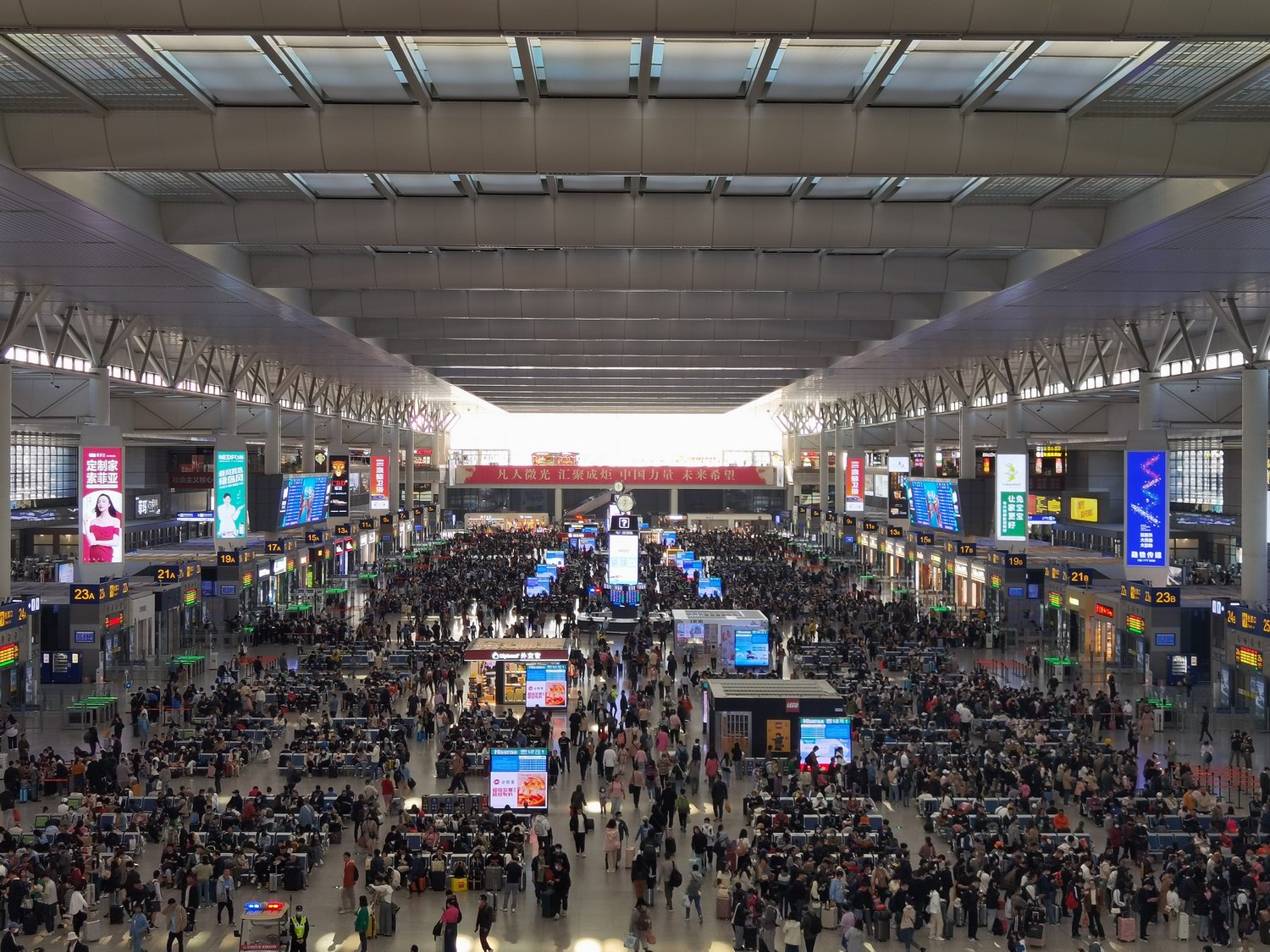 铁路上海站今日迎五一返程客流高峰,预计到达旅客58万人次