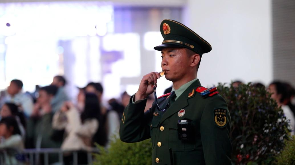 “五一”小長假武警官兵堅守崗位,守護申城平安