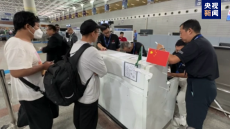 第二架搭载中国从苏丹撤离人员的临时航班从沙特启程归国