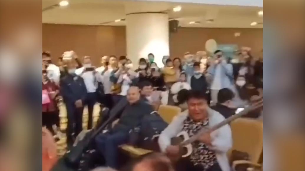 新疆游客在机场即兴弹唱，现场气氛直接拉满