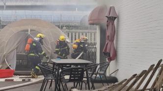 餐厅油锅起火引发火灾，消防救援人员紧急扑救