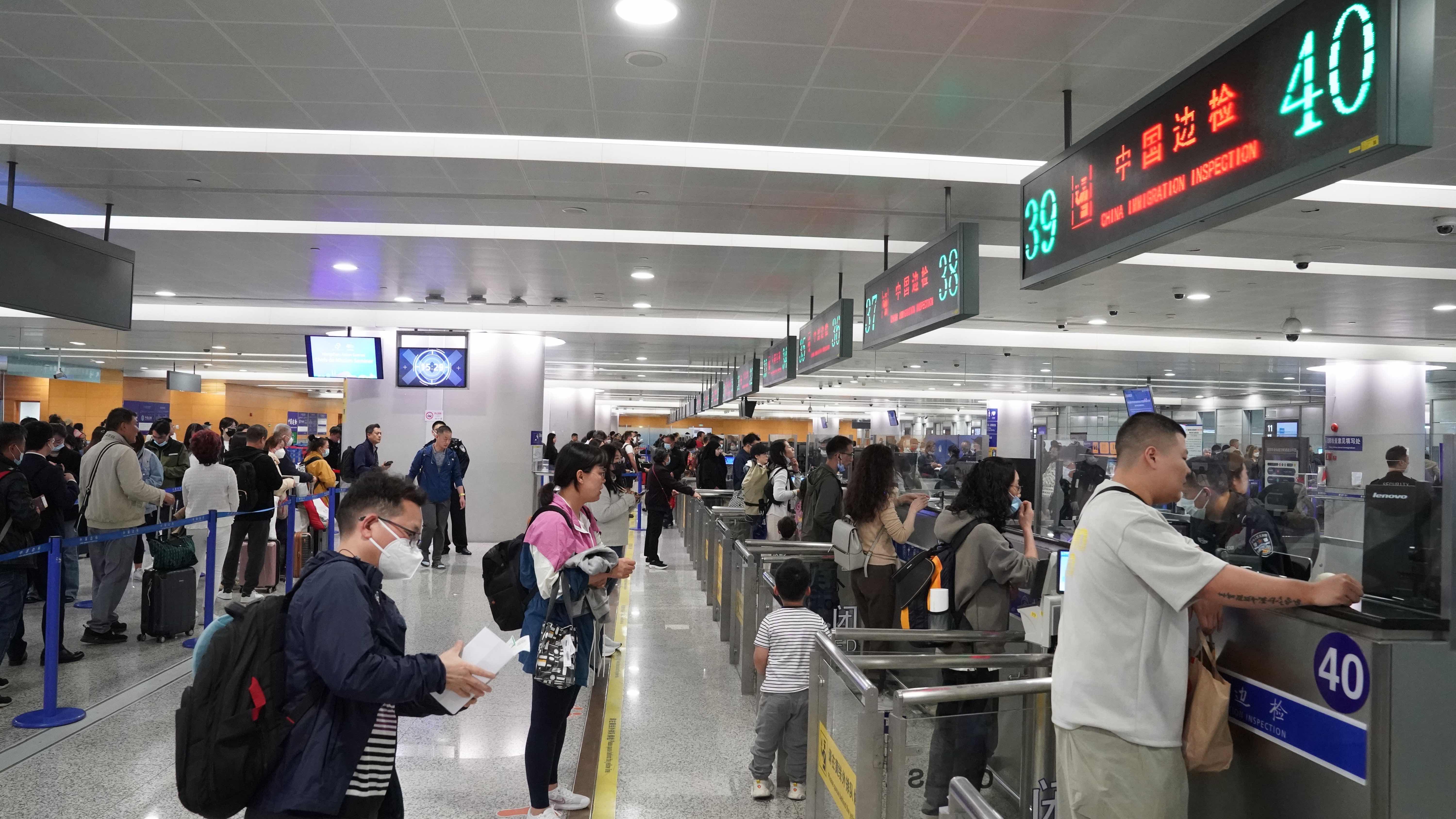 “刷脸”通关仅需3秒！浦东机场启用15条工作人员自助通道|新冠肺炎_新浪新闻