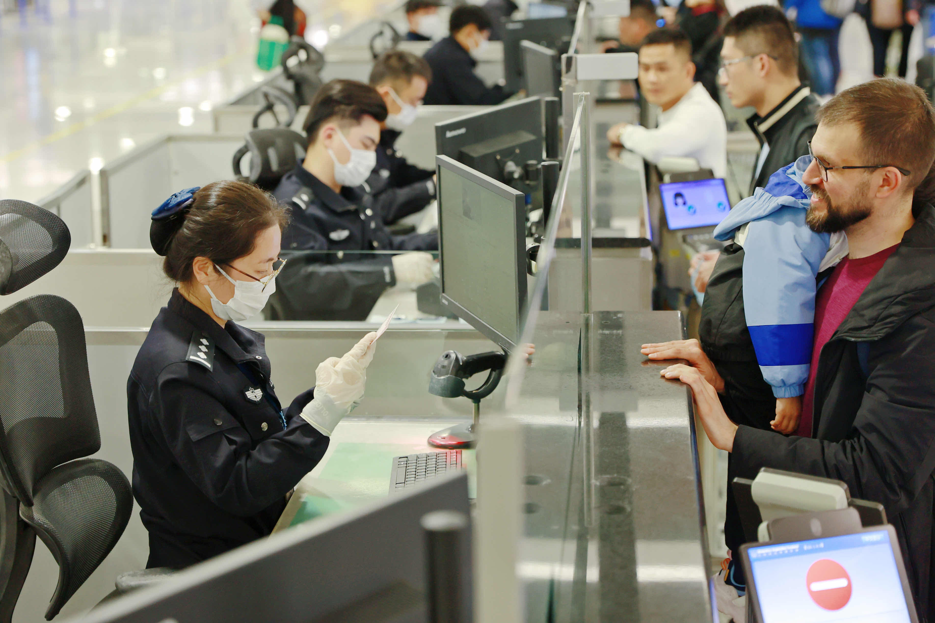 “乙类乙管”实施首月，浦东机场超48万人次出入境